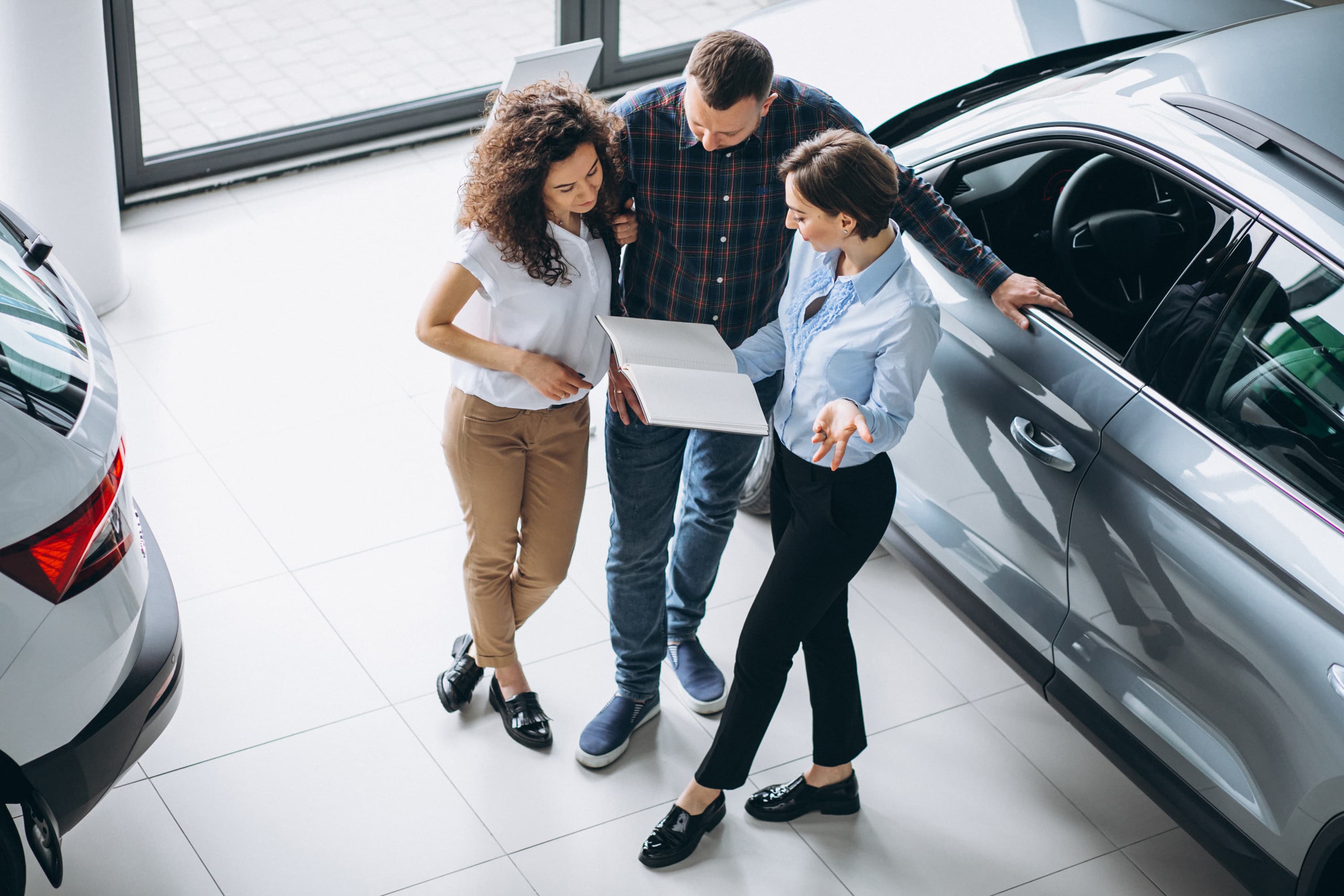 ¿Es mejor comprar un auto a un particular o a una concesionaria?